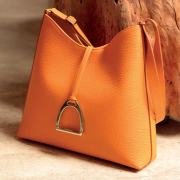 Le sac Cob est un petit sac intemporel rendant hommage aux origines équestres de la Maison Renouard.